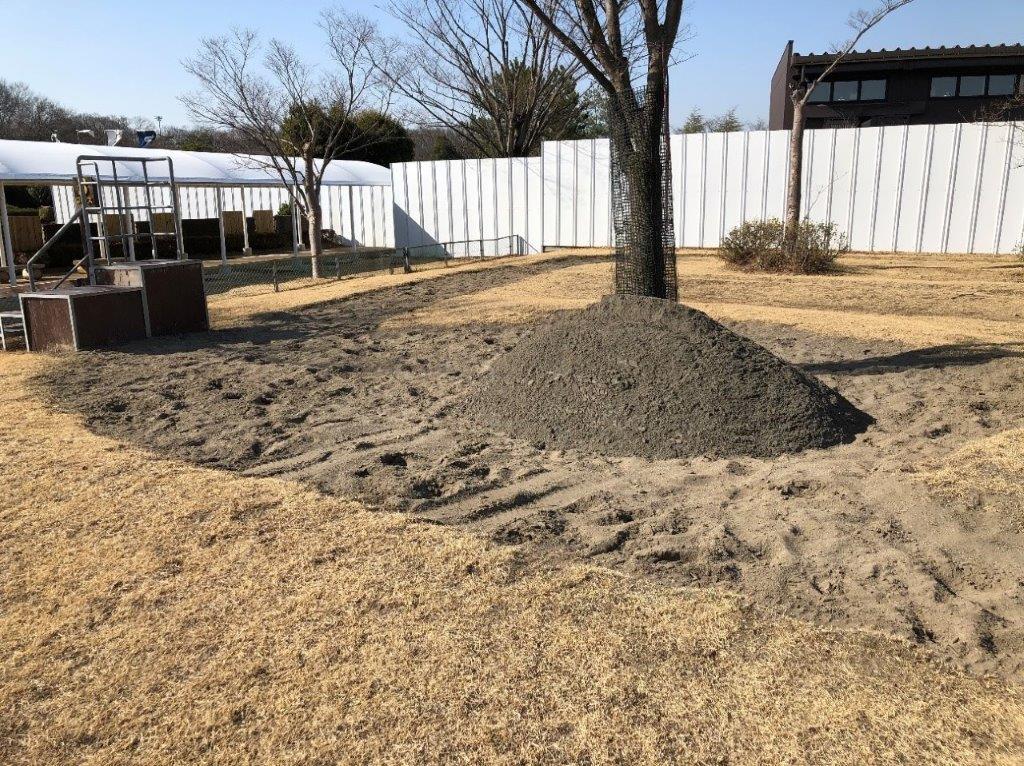 ポニー乗馬コーナー 山砂が追加された乗馬コース