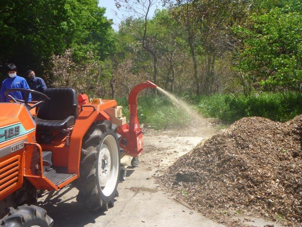 チッパー機(園路や動物舎内に撒くための木材を細かくする機械を購入しました) チッパー機の写真