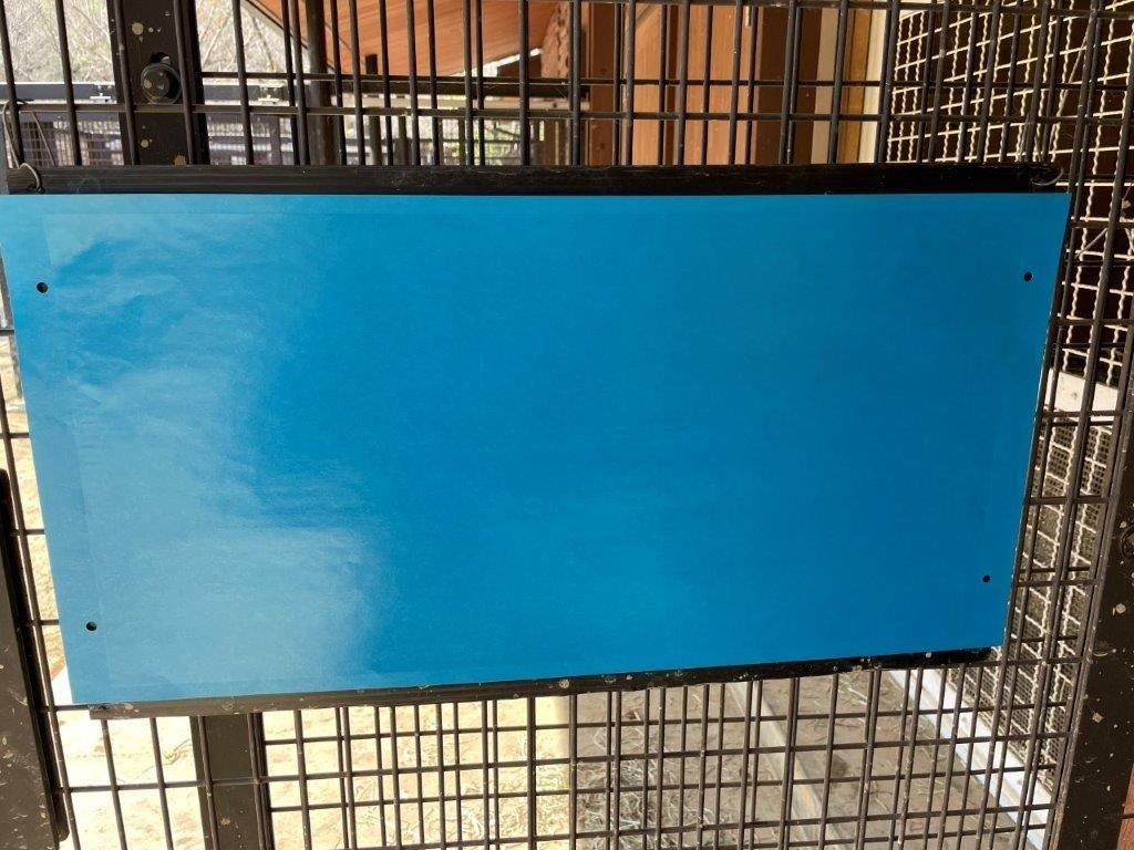カンガルー舎のサシバエ吸着シート(サシバエが多く発生するため虫取りシートを購入しました) サシバエ吸着シート
