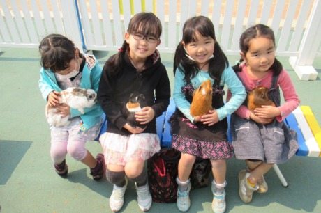 おでかけ動物園コンタクトするこどもたち