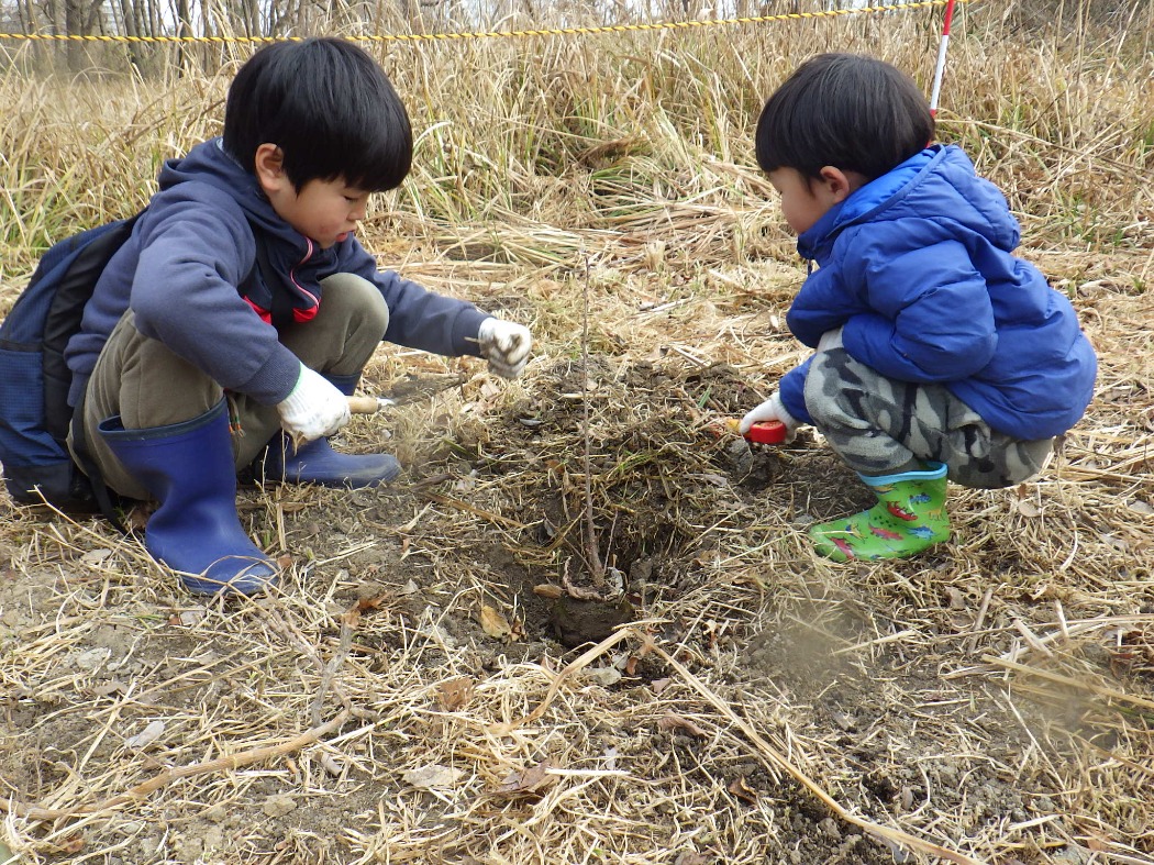 子どもたちとの植樹写真