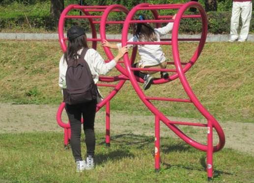 ぶら下がって「くぐる」 「わたる」を楽しむ遊具