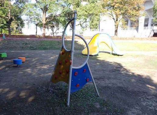 凸凹に体をひっかけて 「のぼる」遊びができる遊具