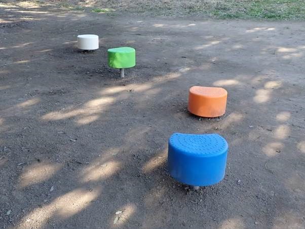 跳び箱のように「とぶ」遊びができる カラフルなイス