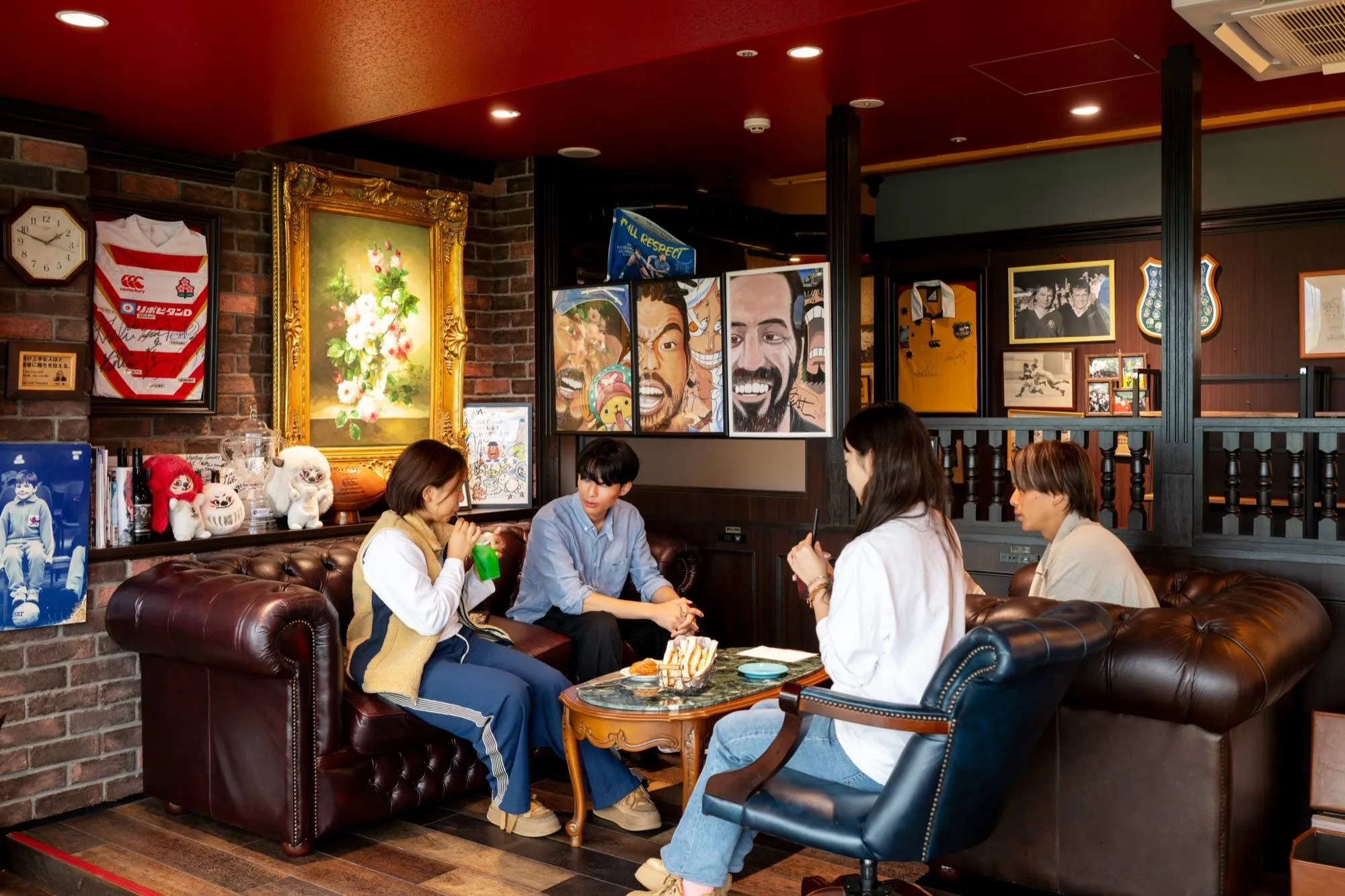 Cap Rugger’s CLUBHOUSE KUMAGAYAの店内でくつろぐ様子