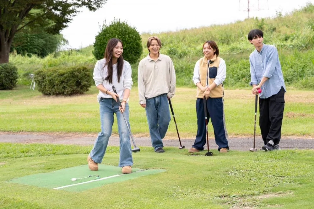 ティーショットを見守る仲間たち