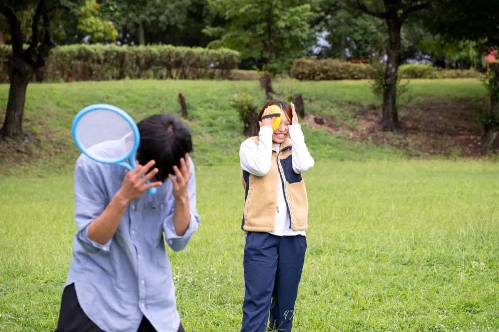 芝生広場でバドミントンを楽しむ様子