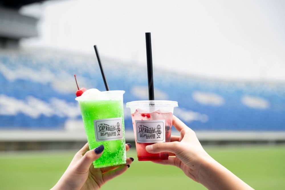 スタジアムを背景にしたドリンク