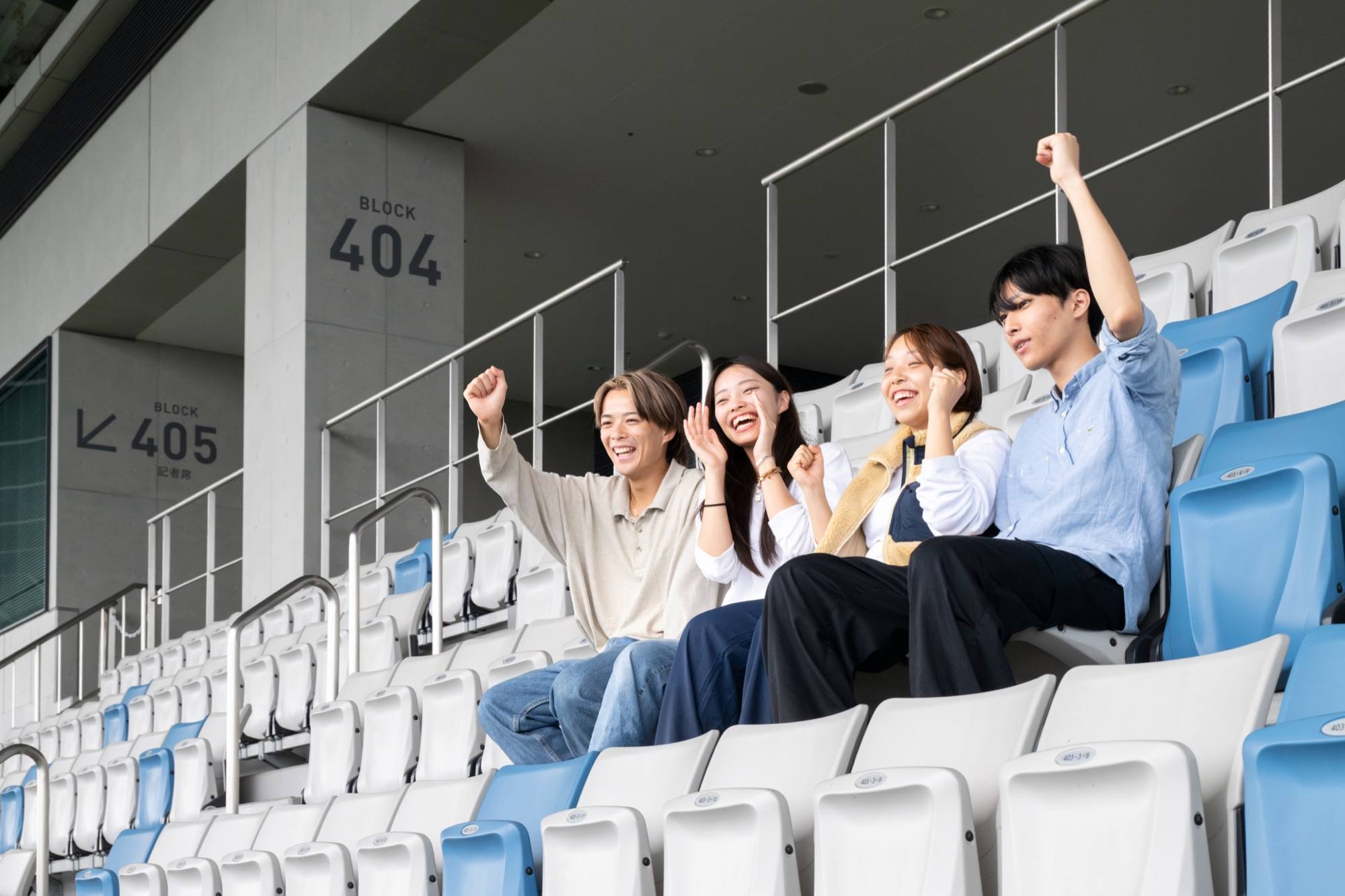 熊谷ラグビー場のスタンドで声援を送る様子