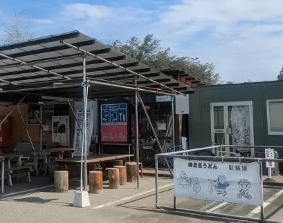 名代四方吉うどん 吉見本店の屋外テラス席と駐輪場