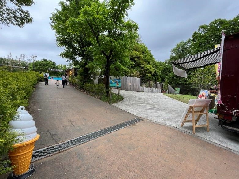 魅力的なソフトクリームとその先に見えるペンギンヒルズ 坂道