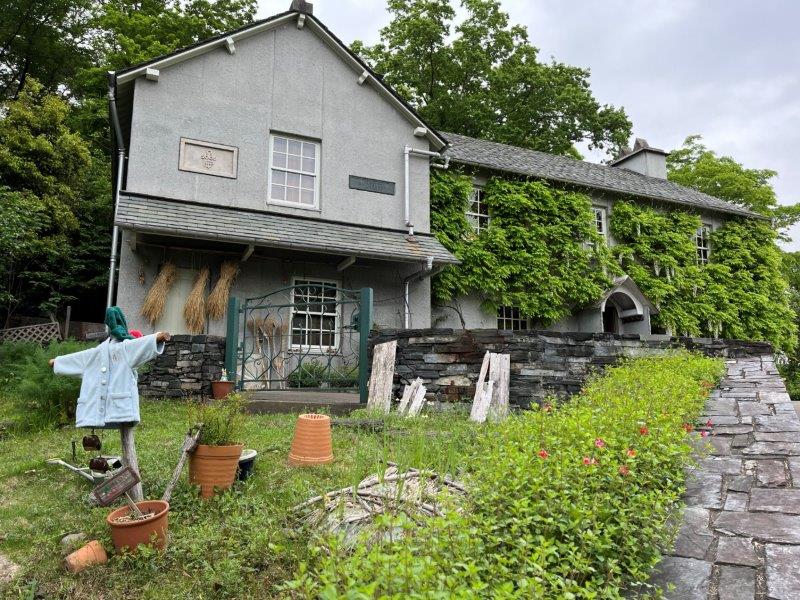 建物の前にはマクレガーさんのお庭が ビアトリクスポター資料館