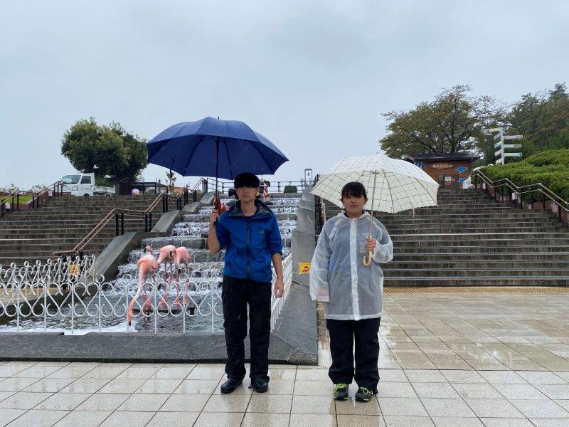 雨の中佇むふたり