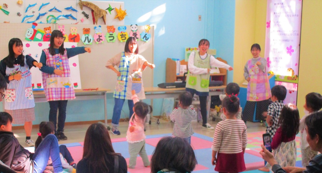 みんなで歌って踊る
